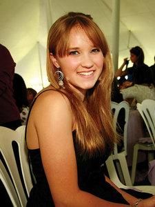 e mai mult decat nebuna imi place de ea foarte mult emily osment